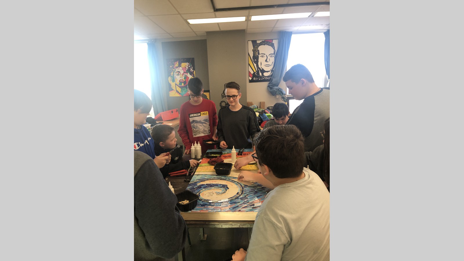 300 élèves de l’école secondaire Veilleux de Saint-Joseph réalisent une mosaïque collective