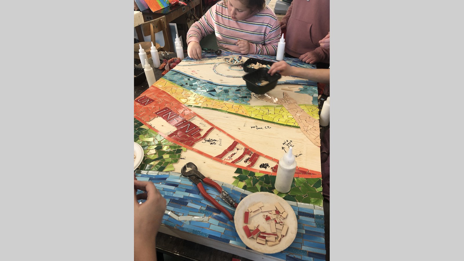 300 élèves de l’école secondaire Veilleux de Saint-Joseph réalisent une mosaïque collective