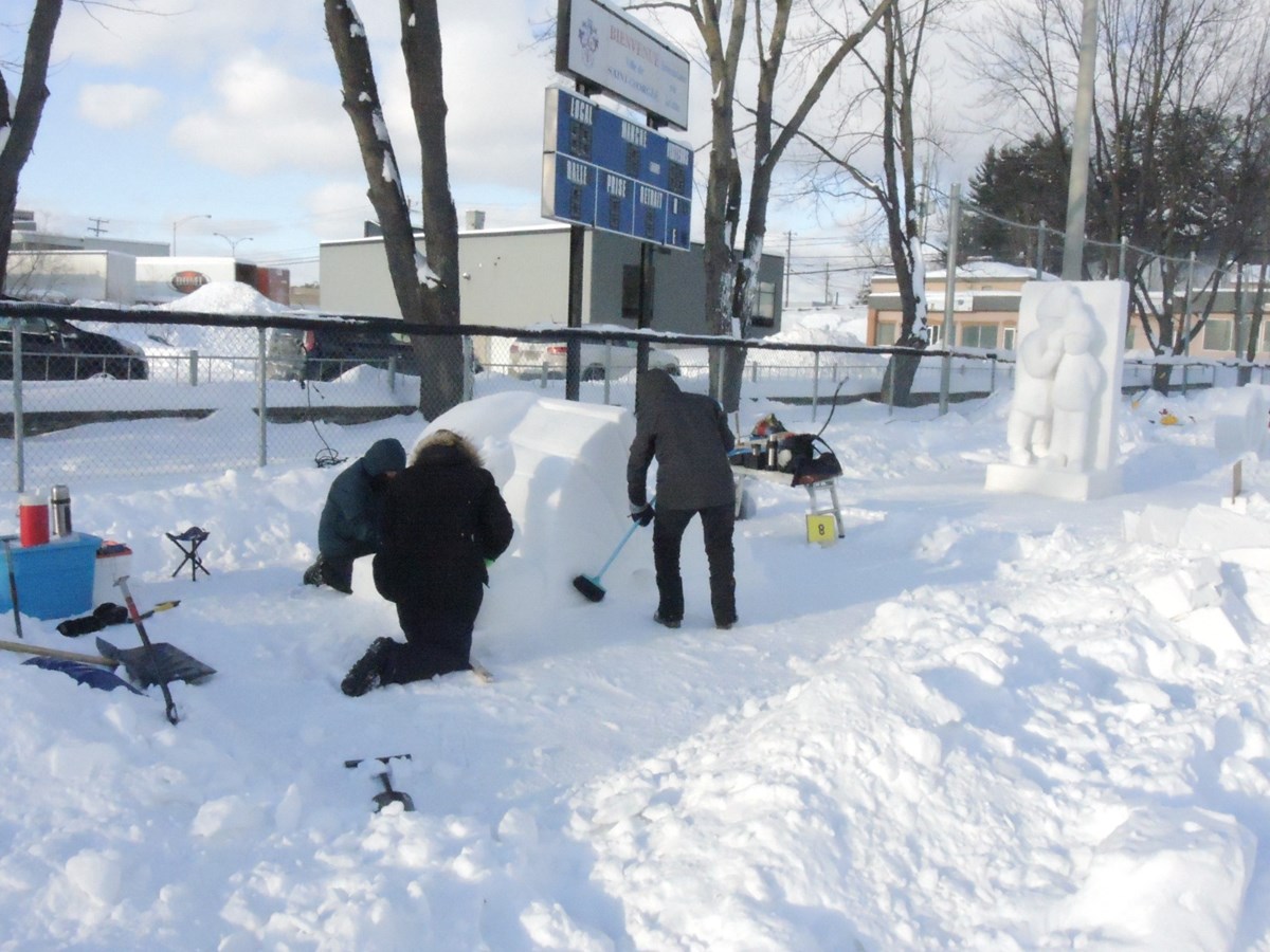 Le froid glacial n'a pas eu raison de l'élan créatif des sculpteurs