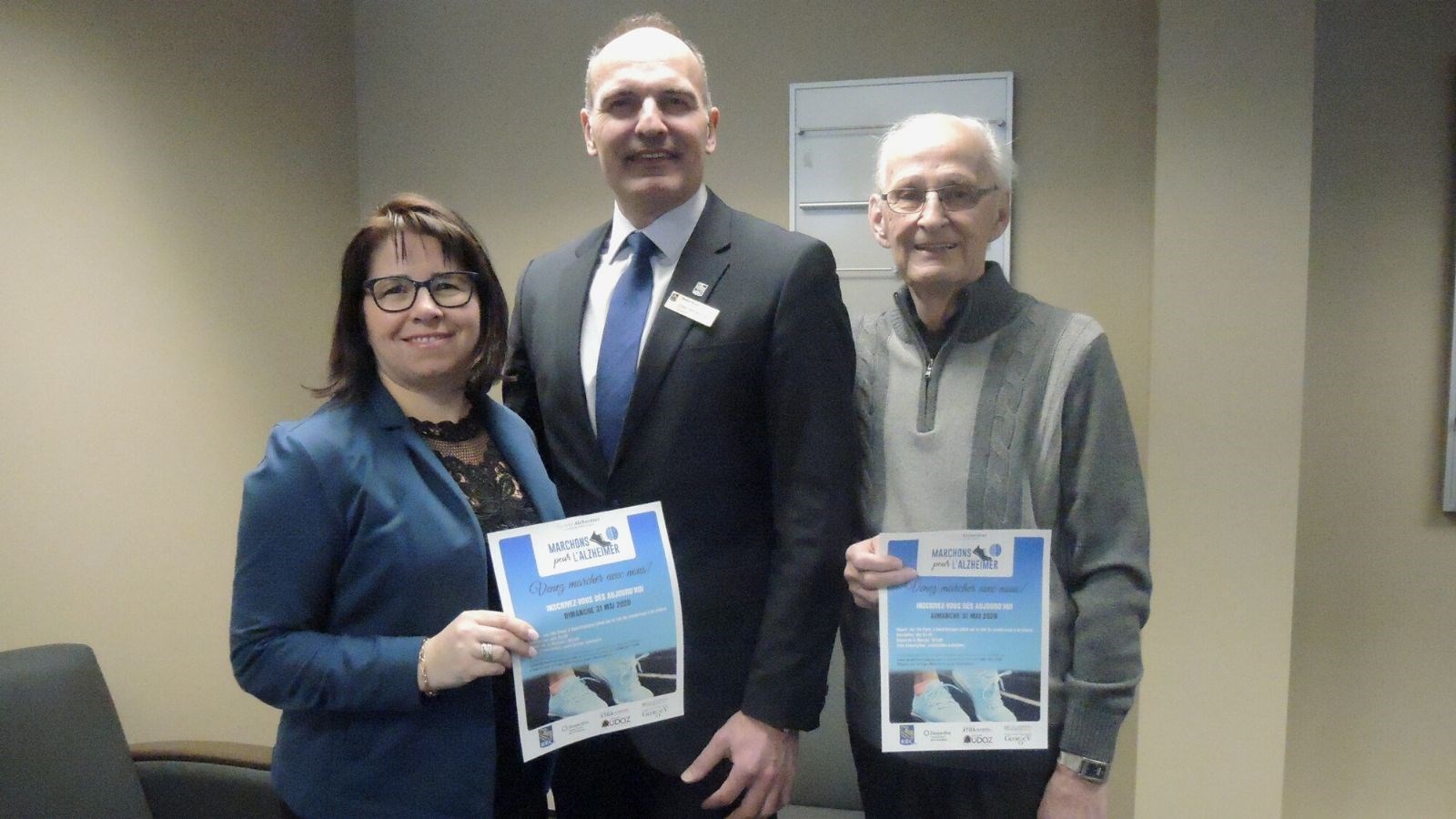 La directrice de la Société Alzheimer Chaudière-Appalaches, Sonia Nadeau, le président d'honneur, Dany Rodrigue, et Bernard Poulin, également de la société.