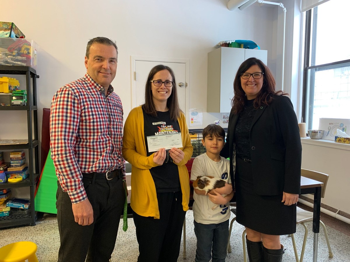 Marie-Noëlle Sylvain, conseillère à la Communication et vie associative à la Caisse Desjardins de La Nouvelle-Beauce, en compagnie de Pierre Rodrigue, directeur et de Marie-Hélène Lachance, enseignante responsable.
