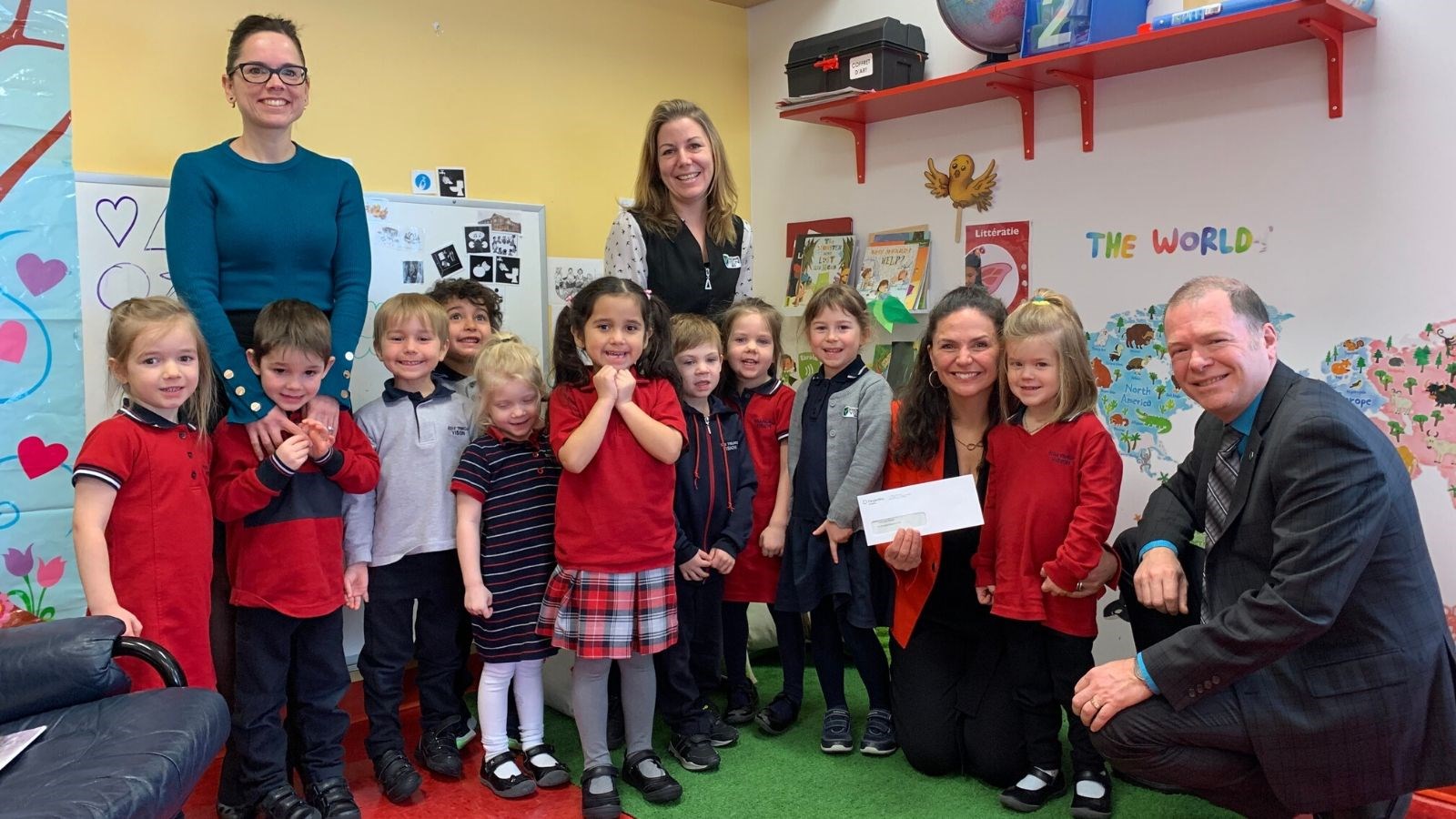 Daniel Ruel, directeur général de la Caisse Desjardins de La Nouvelle-Beauce, en compagnie de l’équipe de l’école Vision Beauce, dont Mélanie Boissonneault, directrice.