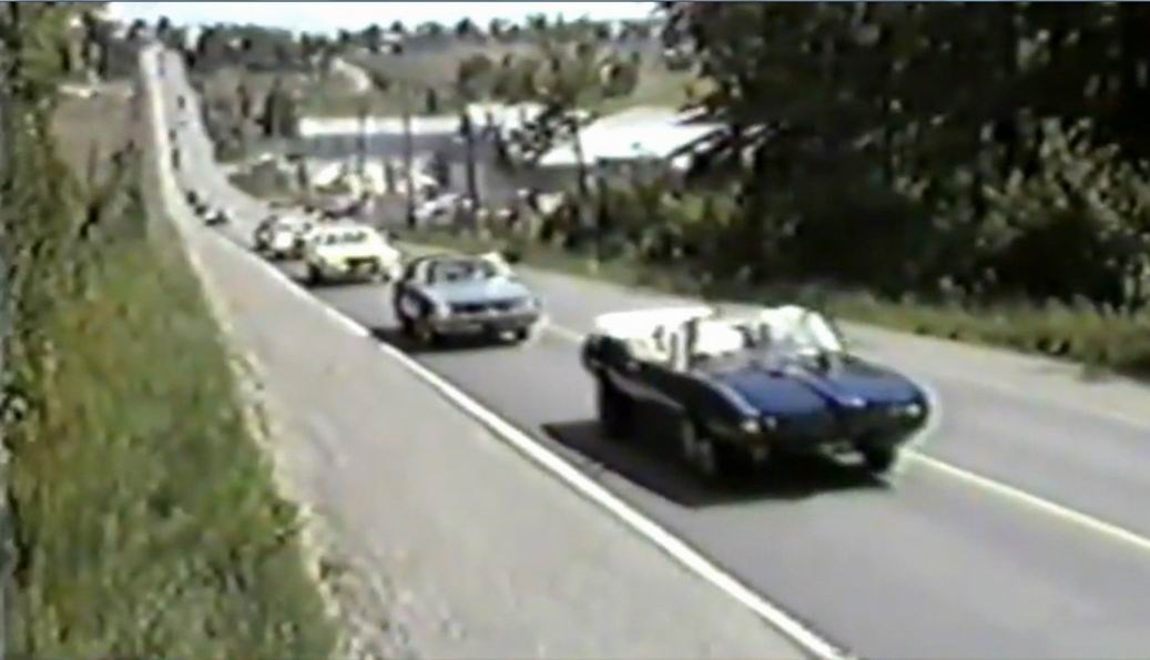 Normand DeLessard présente la parade d'autos en 1985 à Saint-Victor
