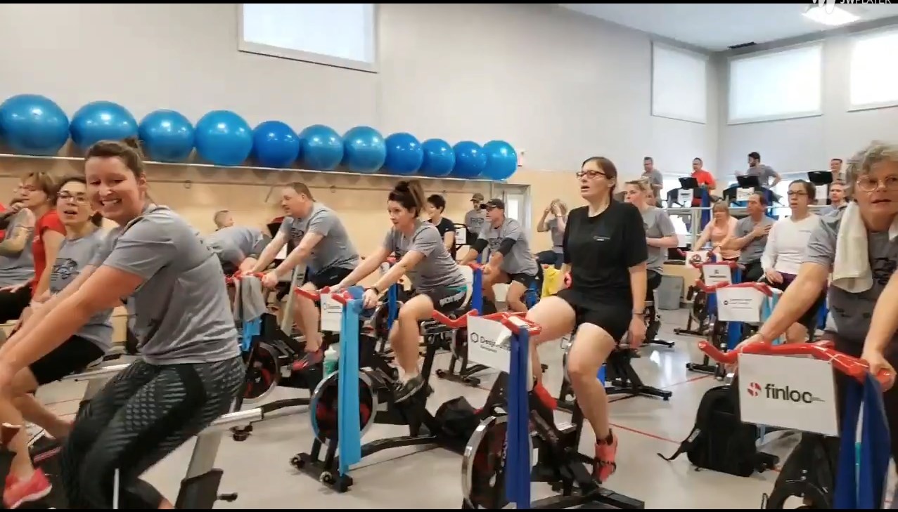 Les équipes pédalent au 7e Cardio-thon!