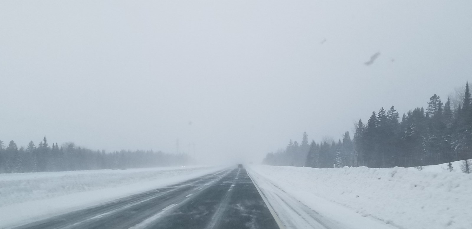 La visibilité sur l'autoroute 73 est nulle. 