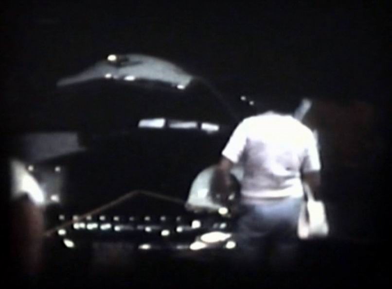 Normand De Lessard présente l'Exposition de voitures antiques au Palais des sports en 1977