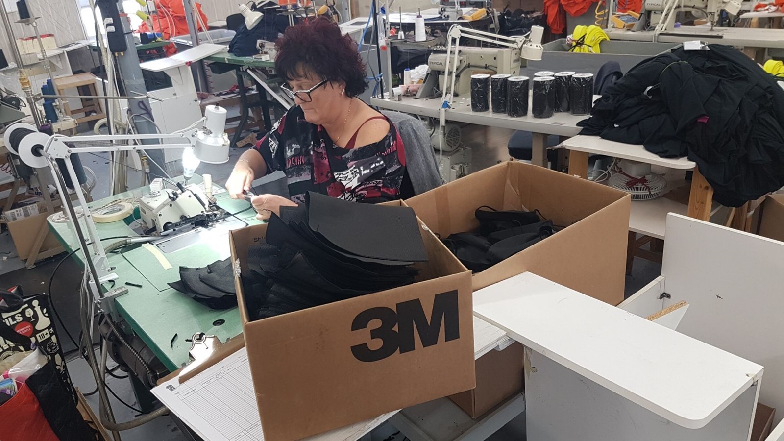 Les couturières confectionnent maintenant du matériel médical de protection. 