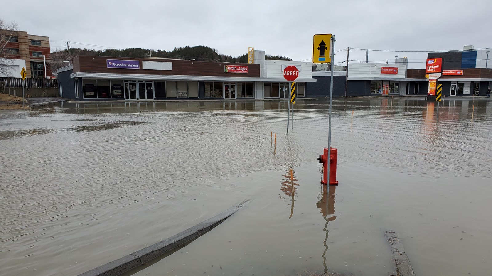 Le centre-ville de Saint-Georges inondé 