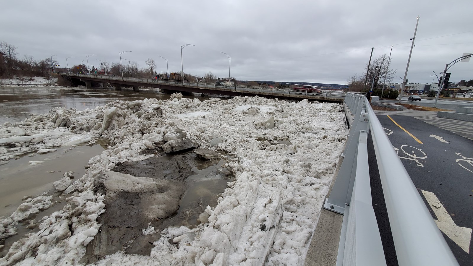 VIDÉO : Des embâcles causent des inondations à Saint-Georges