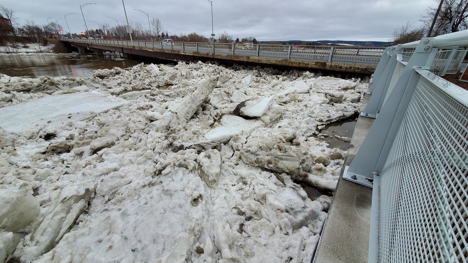 VIDÉO : Des embâcles causent des inondations à Saint-Georges
