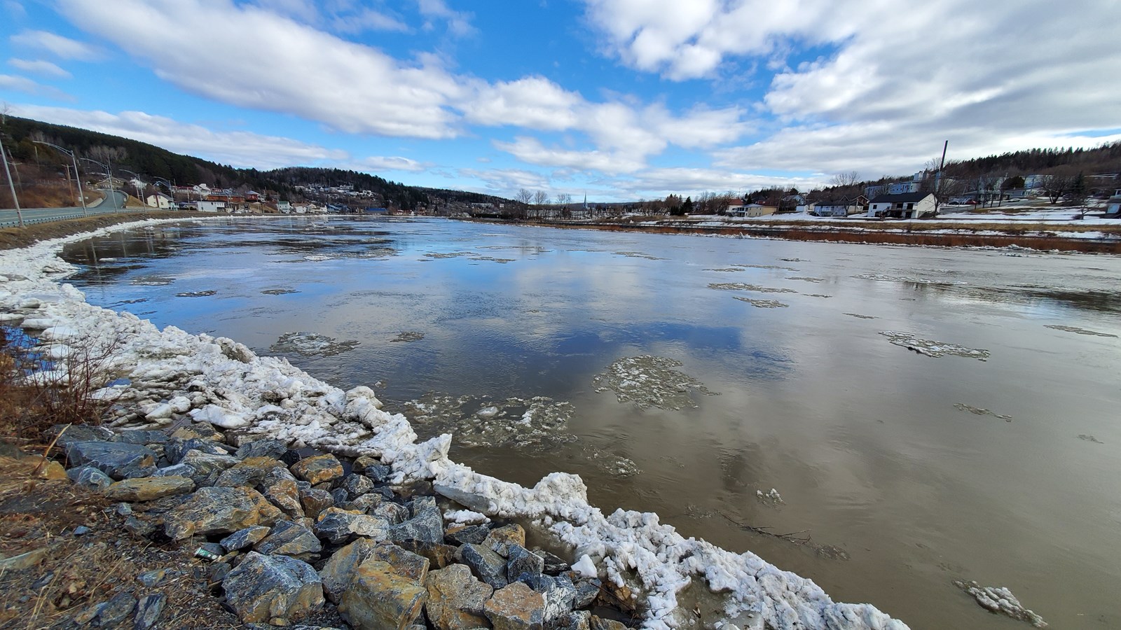 Vidéo: La rivière Chaudière fait frémir Beauceville en ce 3 avril!