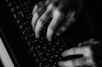 Cyberprédateurs : les signalements augmentent, la SQ appelle les parents à la vigilance