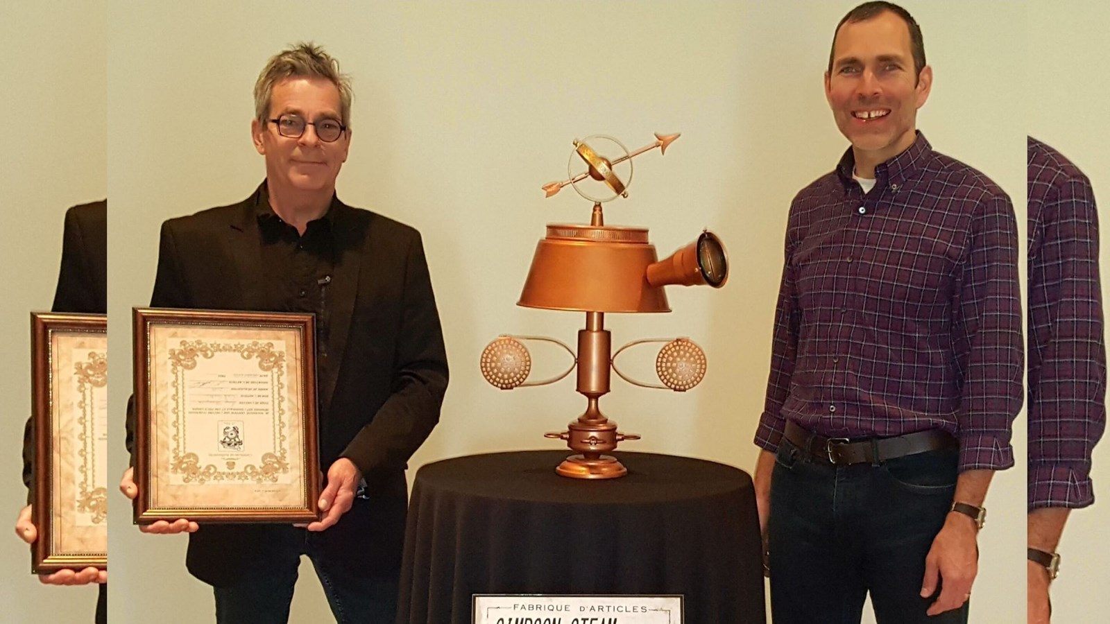 L'artiste Carl Gauthier a donné cette lampe steampunk de sa création pour aider au financement d'un programme de formation du pasteur Janelle en Asie.