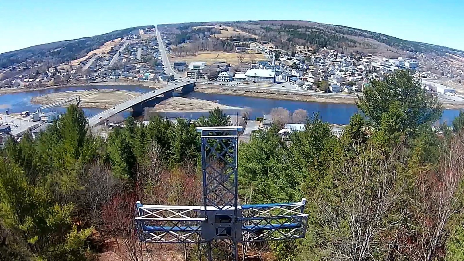 Normand De Lessard présente la croix de Beauceville