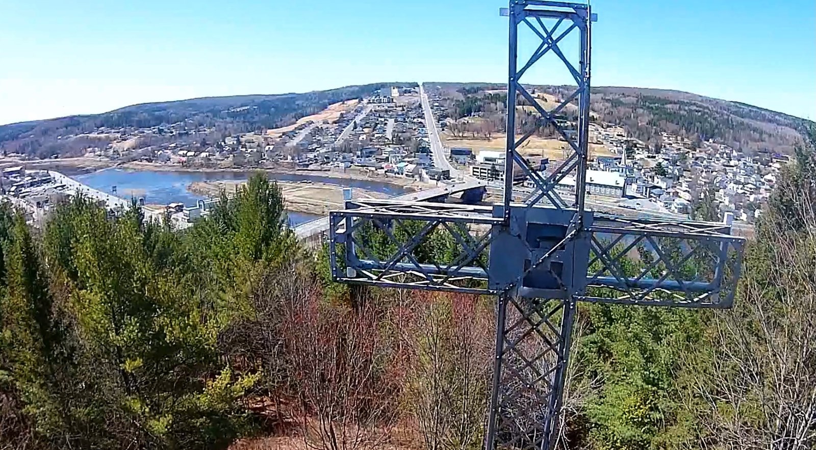 Normand De Lessard présente la croix de Beauceville