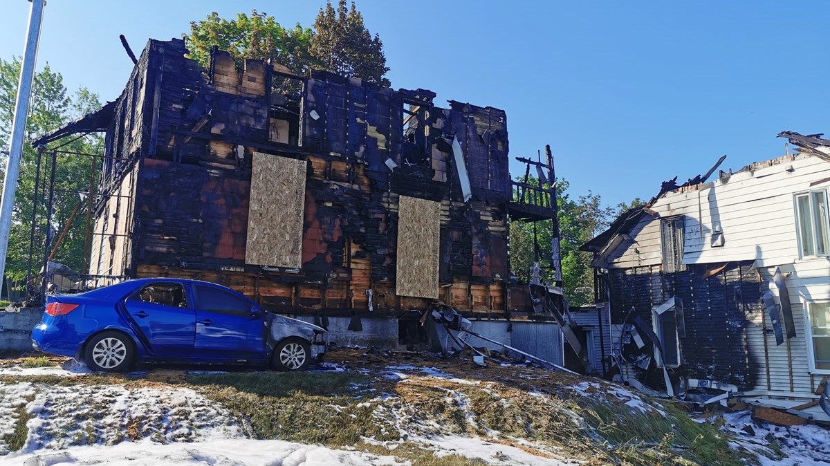 L'incendie s'est propagé à la demeure voisine et à une voiture.