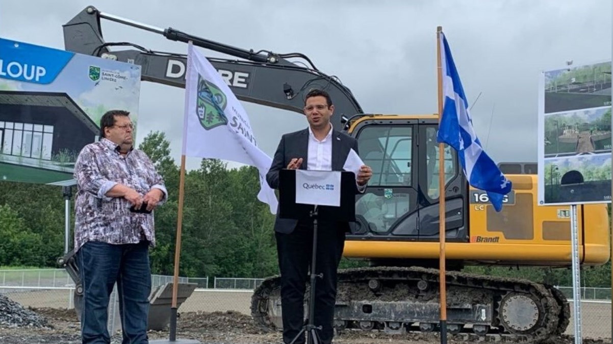 De gauche à droite: Le maire de Saint-Côme, Yvon Paquet et le député de Beauce-Nord, Samuel Poulin
