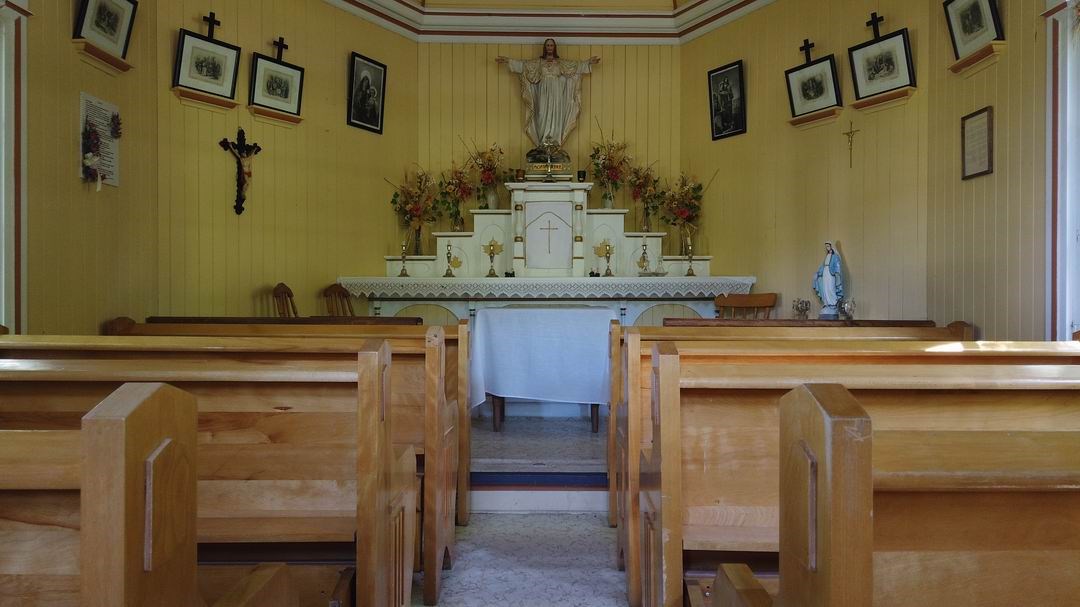 Normand DeLessard présente la petite chapelle Turcotte de Sainte-Marie