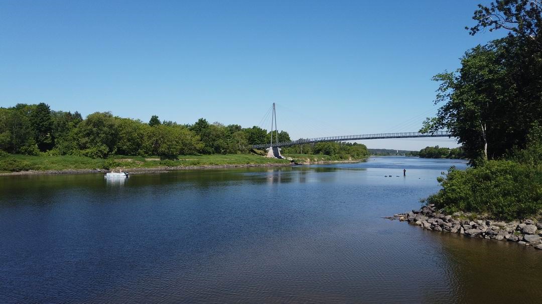 Normand DeLessard présente le quai à Sainte-Marie-de-Beauce