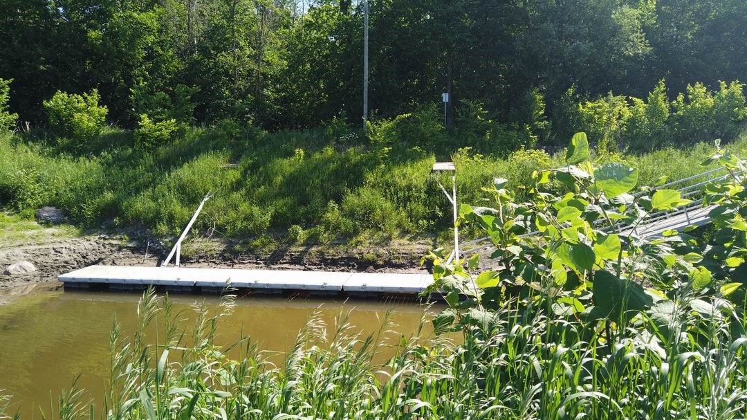 Normand DeLessard présente le quai à Sainte-Marie-de-Beauce