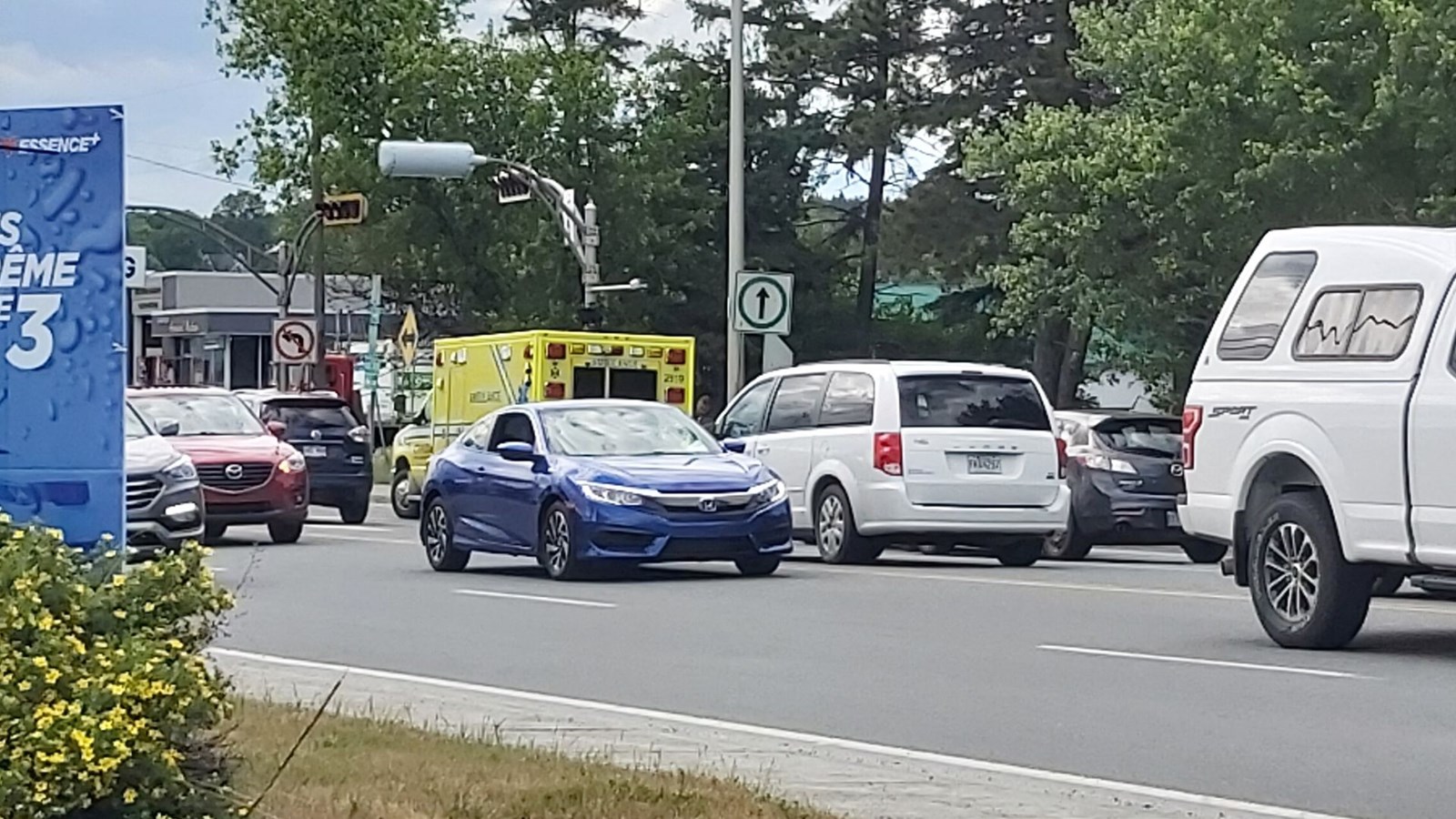 Collision de deux véhicules en face de la Caisse Desjardins