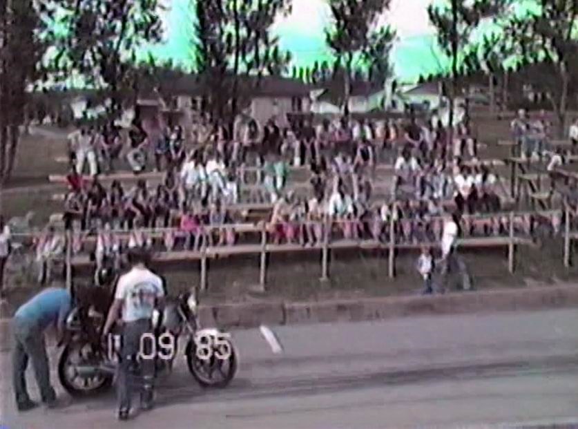 Normand De Lessard présente des tires de motos à Saint-Côme en 1985