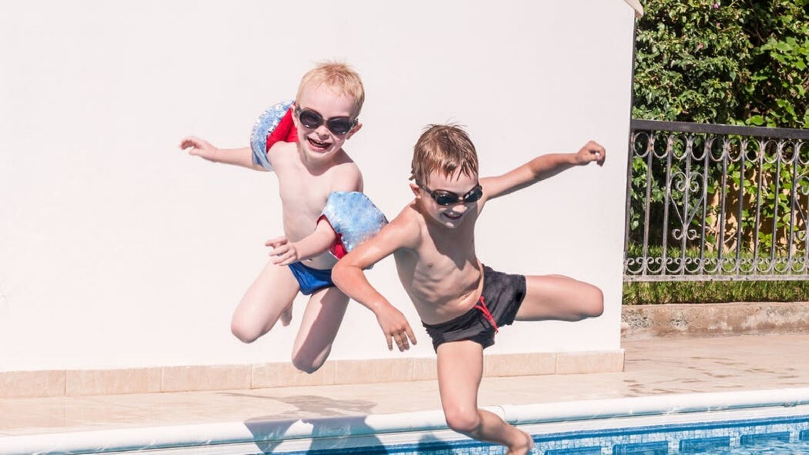 Surveiller ses enfants dans la piscine: un travail en soi