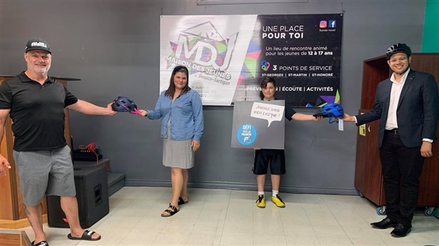 Simon Poulin et Samuel Poulin ont remis les 30 casques. 