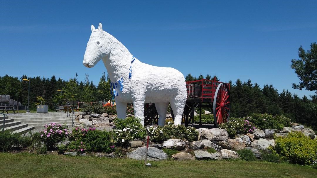 Normand DeLessard présente le cheval à Méo de Saint-Séverin