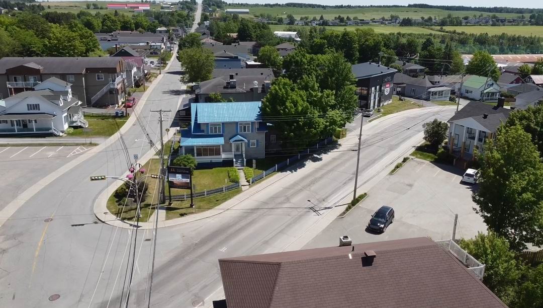 Normand DeLessard présente une vue aérienne de Saint-Victor (2020)