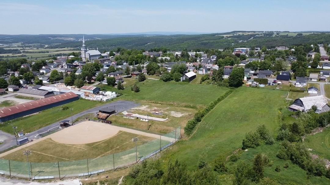 Normand DeLessard présente une vue aérienne de Saint-Victor (2020)