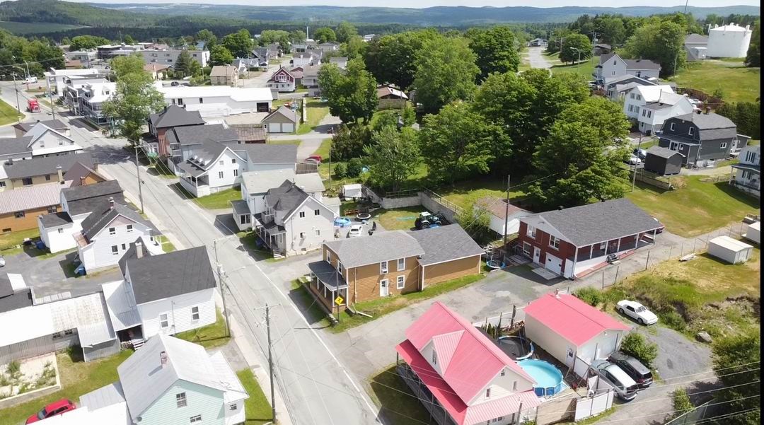 Normand DeLessard présente une vue aérienne de Saint-Ephrem