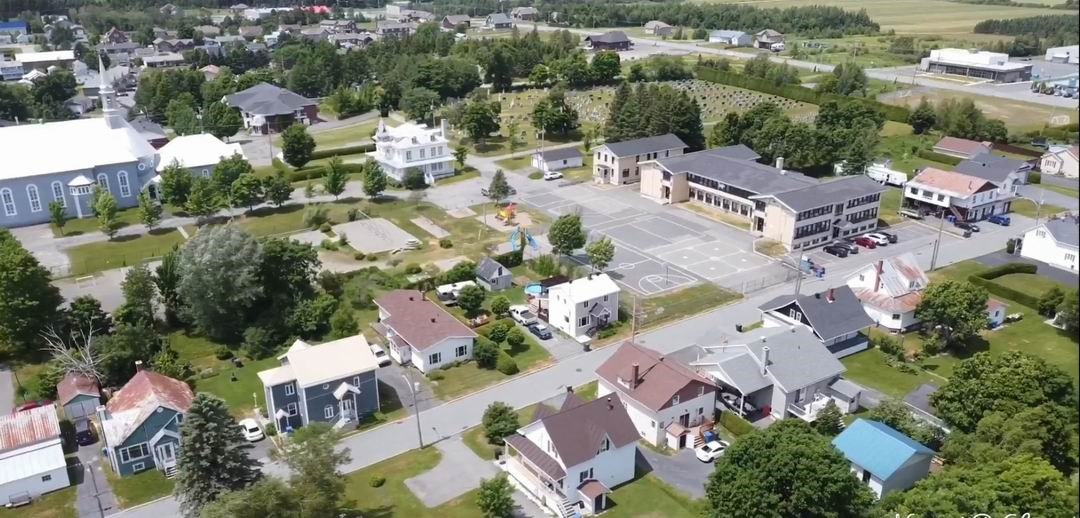 Normand DeLessard présente une vue aérienne de Saint-Honoré-de-Shenley