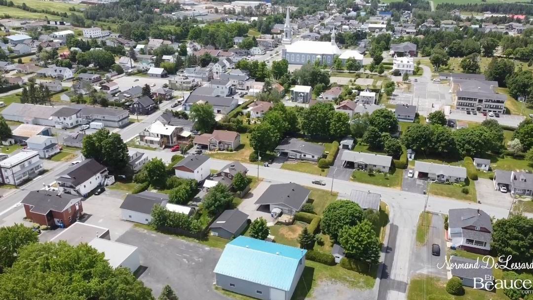 Normand DeLessard présente une vue aérienne de Saint-Honoré-de-Shenley