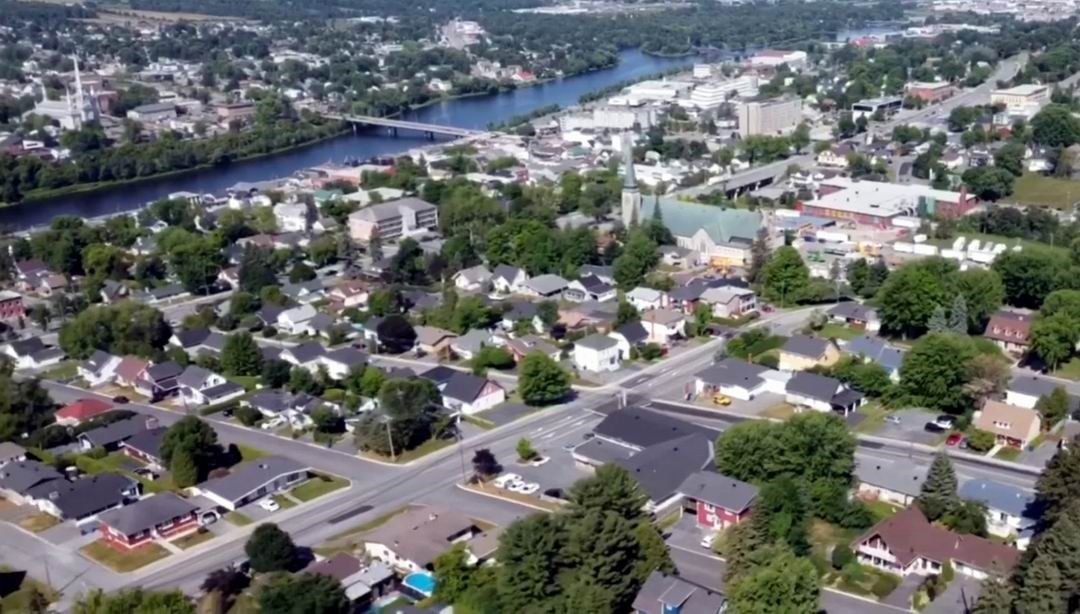 Normand DeLessard présente une vue aérienne de Saint-Georges
