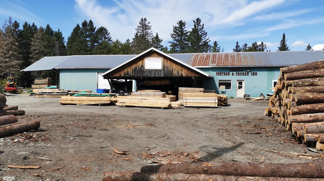 La roulotte se trouvait en arrière de la scierie Fecteau & Frères à Saint-Victor