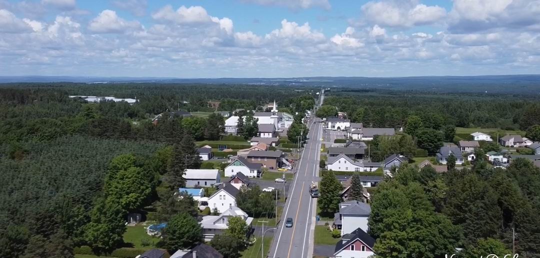 Normand DeLessard présente une vue aérienne de Saint-Jean-de-la-Lande