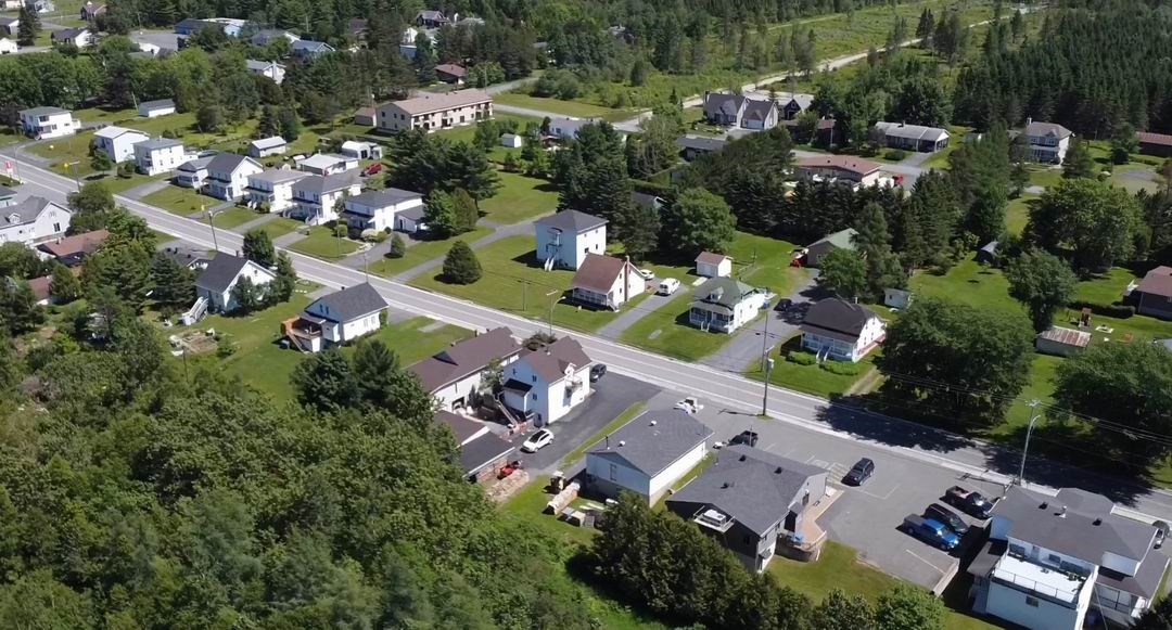 Normand DeLessard présente une vue aérienne de Sainte-Aurélie