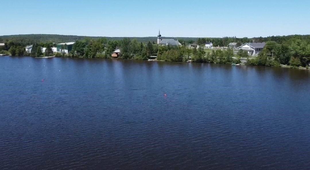 Normand DeLessard présente une vue aérienne de Sainte-Aurélie