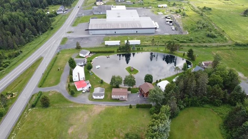 Normand DeLessard présente une vue aérienne de Sainte-Rose