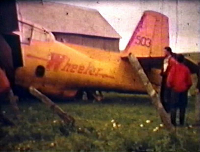 Normand DeLessard présente la visite d'un avion à la Guadeloupe en 1960