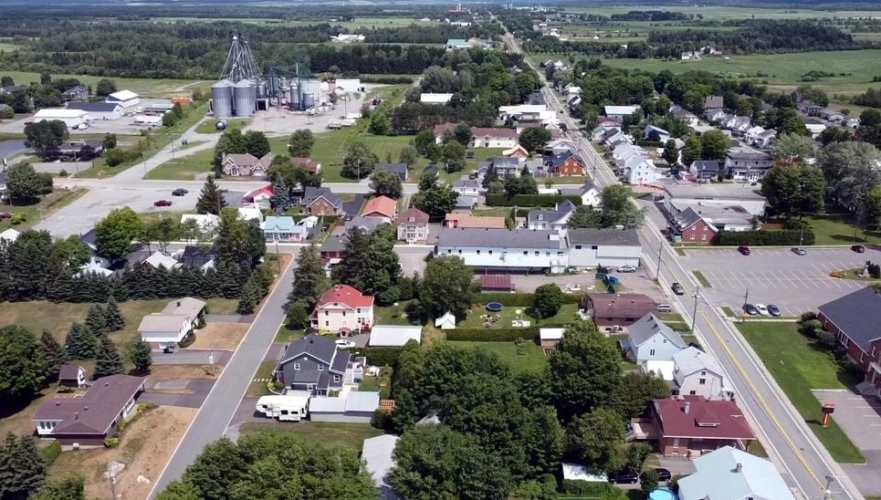 Normand DeLessard présente une vue aérienne de Sainte-Hénédine