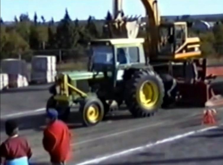 Normand DeLessard présente des souvenirs de tirs de tracteurs à Saint-Benoit