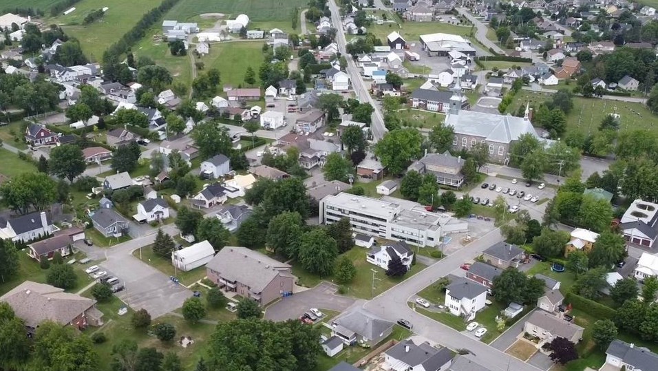 Normand DeLessard présente une vue aérienne de Saint-Isidore
