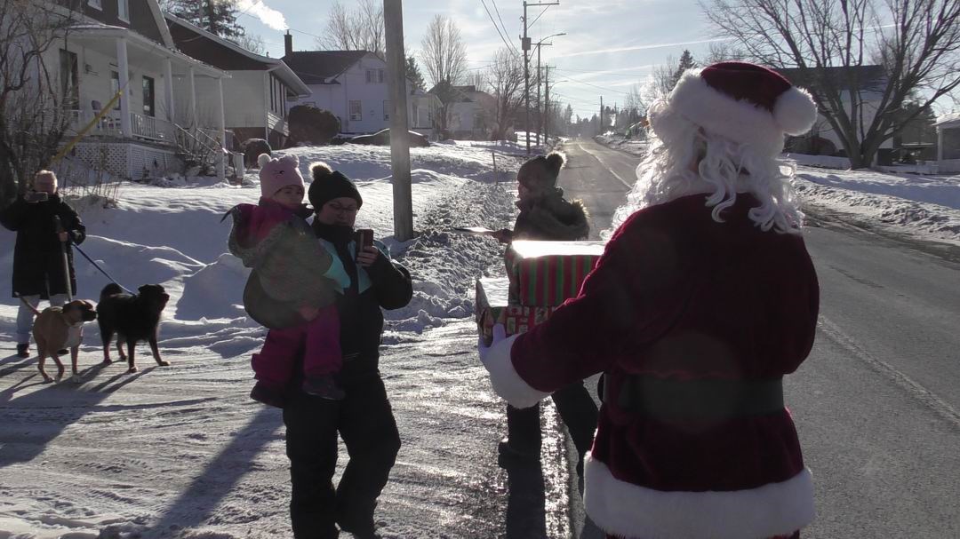 Normand DeLessard présente la visite du père Noël à Saint-Simon-les-Mines