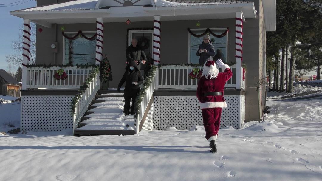 Normand DeLessard présente la visite du père Noël à Saint-Simon-les-Mines
