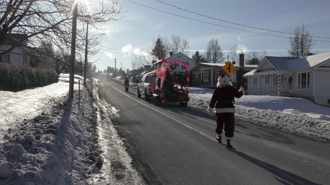 Normand DeLessard présente la visite du père Noël à Saint-Simon-les-Mines
