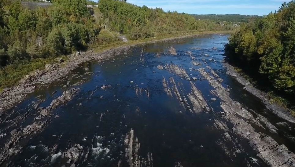 Normand DeLessard présente les Rapides du diable de Beauceville vues du ciel