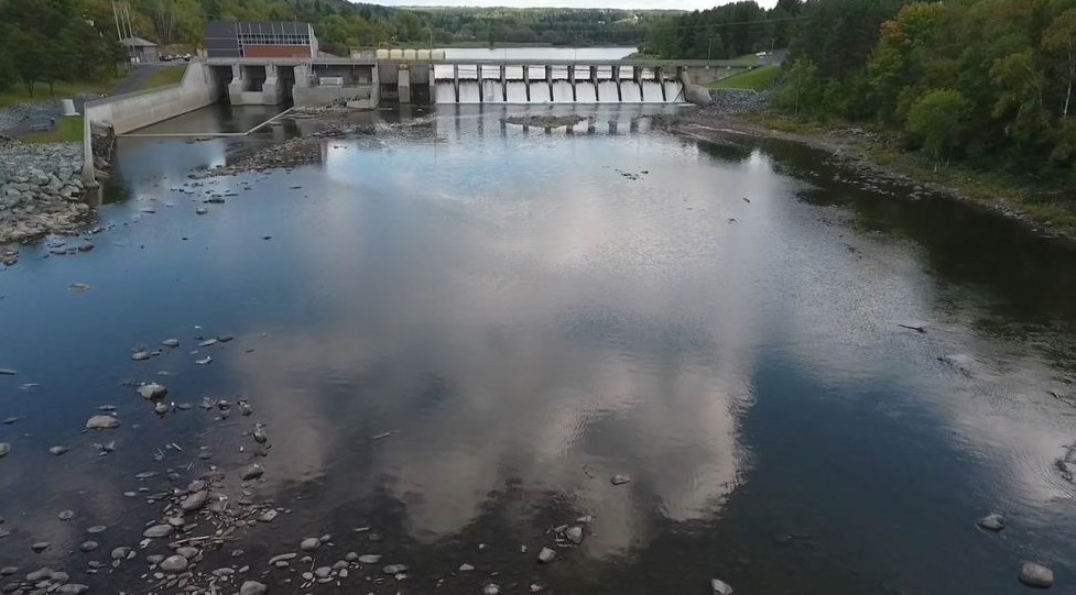 Normand DeLessard présente une vue aérienne du barrage Sartigan
