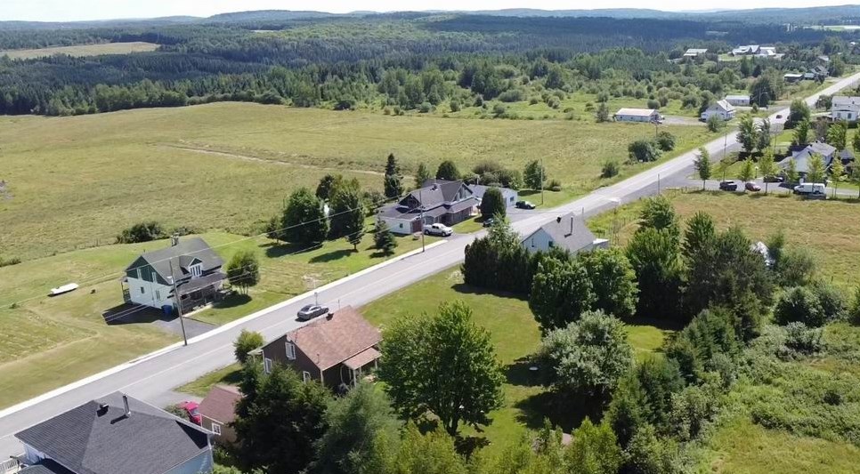 Normand DeLessard présente une vue aérienne de Saint-Alfred